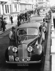 11th-March-1937.-D-H-Nobles-Humber-at-the-head-of-a-line-of-cars-waiting-to-take-the-road-test-at-an-RAC-Rally-at-Hastings.